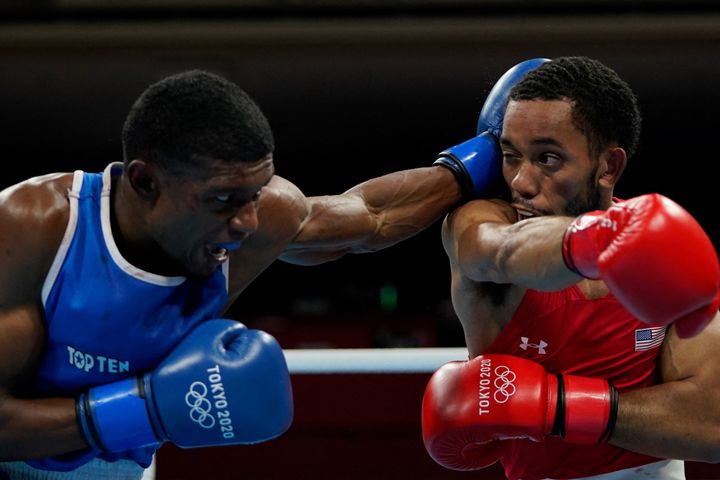 Le Français Samuel Kistohurry, en bleu, face à l'Américain Duke Ragan, en rouge, lors du tournoi olympique de boxe des Jeux de Tokyo, le 24 juillet 2021. (FRANK FRANKLIN II / POOL / AFP)