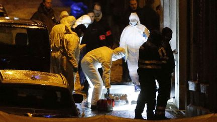 &nbsp; (Les enquêteurs inspectent une rue de Verviers, après l'assaut lancé par la police © Frank Augstein/AP/SIPA)