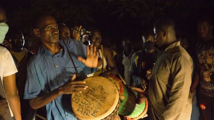 Des partisans de Soumaïla Cissé fêtent sa libération, le 8 octobre 2020, devant sa maison de Bamako, au Mali. (ANNIE RISEMBERG / AFP)