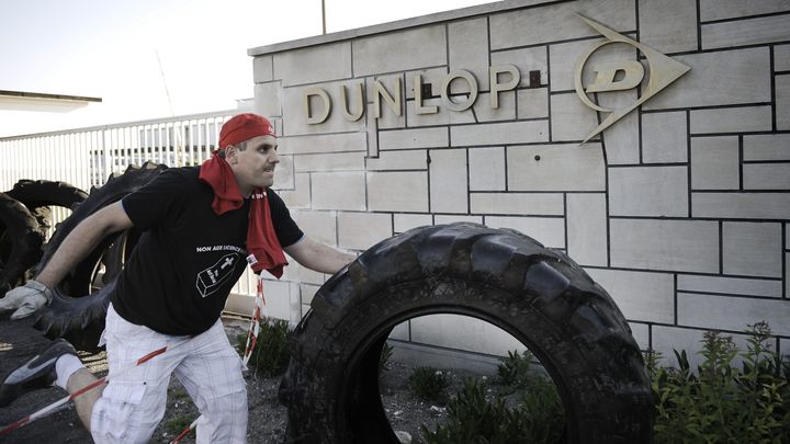 Un ouvrier de l'usine Goodyear d'Amiens (Somme) manifeste devant l'usine voisine de Dunlop, le 2 juin 2009. (MAXPPP)