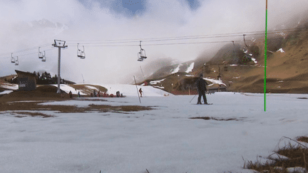 Dans les Pyrénées, les températures particulièrement douces de la saison contraignent les stations de ski à fermer plus tôt que prévu. La situation est similaire dans les Alpes-du-Sud. (France 2)