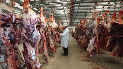 Un grossiste en viande de b&oelig;uf dans le pavillon des viandes, au march&eacute; de Rungis (Val-de-Marne),&nbsp;en novembre 2000. (EMMANUEL PAIN / AFP)