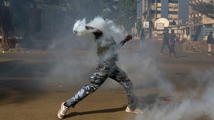 &nbsp; (Un manifestant anti-gouvernement dans les rues de Ouagadougou © Reuters-Joe Penney)