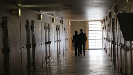 Un couloir du centre pénitentiaire de Meaux-Chauconin (Seine-et-Marne), le 7 juin 2016. (GUENAELE CALANT / LE PARISIEN / MAXPPP)