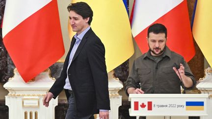 Le Premier ministre canadien, Justin Trudeau (à gauche), et le président ukrainien, Volodymyr Zelensky, lors d'une conférence de presse, le 8 mai 2022 à Kiev (Ukraine). (SERGEI SUPINSKY / AFP)