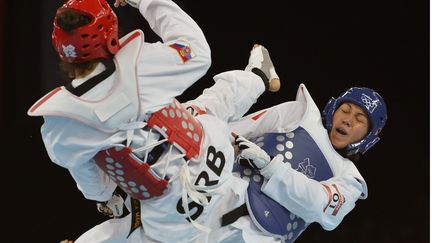 Anne-Caroline Graffe (en bleu) en finale du taekwondo (+67 kg) face &agrave; la Serbe Milica Mandic le 11 ao&ucirc;t 2012 &agrave; Londres. (ALBERTO PIZZOLI / AFP)