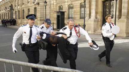 Non loin de l'ambassade am&eacute;ricaine, &agrave; proximit&eacute; de l'Elys&eacute;e, des policiers interpellent un manifestant venu protester le 15 septembre 2012 contre le film islamophobe &agrave; l'origine de violences antiam&eacute;ricaines. (BENOIT TESSIER / REUTERS)