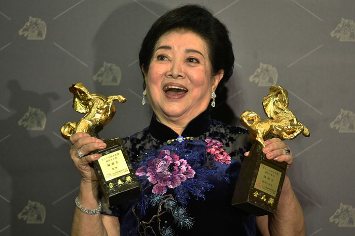 Golden Horse de Taïwan : "meilleure actrice principale" dans le film "Little Big Women", la Taïwanaise Chen Shu-fang pose avec ses trophées le 21 novembre 2020.&nbsp; (SAM YEH / AFP)