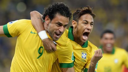 Les attaquants br&eacute;siliens Fred et Neymar, donn&eacute;s favoris du Mondial 2014 par des scientifiques et des statisticiens. (VANDERLEI ALMEIDA / AFP)