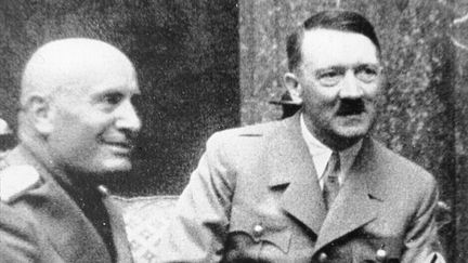 Benito Mussolini et Adolf Hitler, &agrave; Munich (Allemagne), en 1938 (JOHN MEEK / THE ART ARCHIVE / AFP)