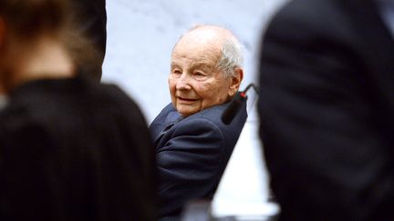 Jacques Servier, le 21 mai 2013, &agrave; l'ouverture du proc&egrave;s sur le Mediator, &agrave; Nanterre (Hauts-de-Seine). (MARTIN BUREAU / AFP)