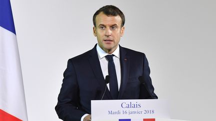 Le président de la République, Emmanuel Macron, lors d'un discours devant les forces de l'ordre, à Calais (Pas-de-Calais), le 16 janvier 2018. (DENIS CHARLET / AFP)