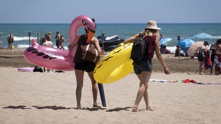 Les bouées géantes, nouvelles stars sur la plage cet été. (Illustration) (ERIC CABANIS / AFP)