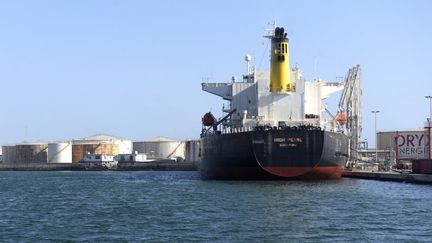 Un&nbsp;pétrolier amarré au Port autonome de Dakar, le 2 mars 2018. (SEYLLOU / AFP)