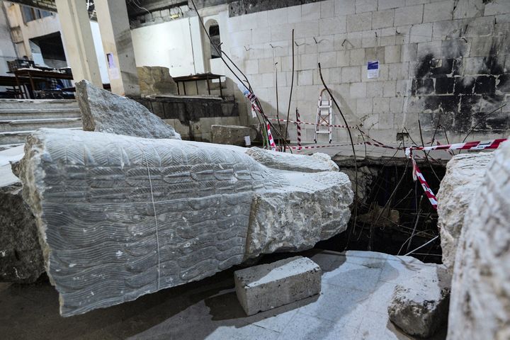 Un important fragment d'un Lamassu, une figure protectrice de la Mésopotamie ancienne. La statue va être reconstituée au musée de Mossoul, en Irak (ZAID AL-OBEIDI / AFP)