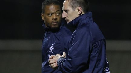 Les joeurs de l'&eacute;quipe de France de football Patrice Evra (G) et Franck Rib&eacute;ry &agrave; l'entra&icirc;nement &agrave; Clairefontaine (Yvelines) au lendemain de leur d&eacute;faite face &agrave; l'Ukraine, le 16 novembre 2013. (CHRISTIAN HARTMANN / REUTERS)