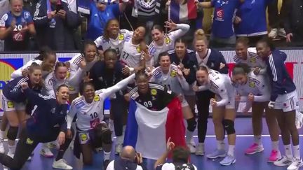 Vendredi 15 décembre, les joueuses d'Olivier Krumbholz se sont imposées 37 à 28 en demi-finale face à la Suède. Elles affronteront la Norvège, dimanche 17 décembre, dans l'espoir de décrocher un second titre mondial. (France 2)