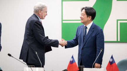 Le président élu de Taiwan, Lai Ching-te, serre la main de l'ancien conseiller américain à la sécurité nationale Stephen Hadley, lors d'une réunion avec une délégation américaine à Taipei, le 15 janvier 2024. (TAIWAN'S DEMOCRATIC PROGRESSIVE PARTY / AFP)