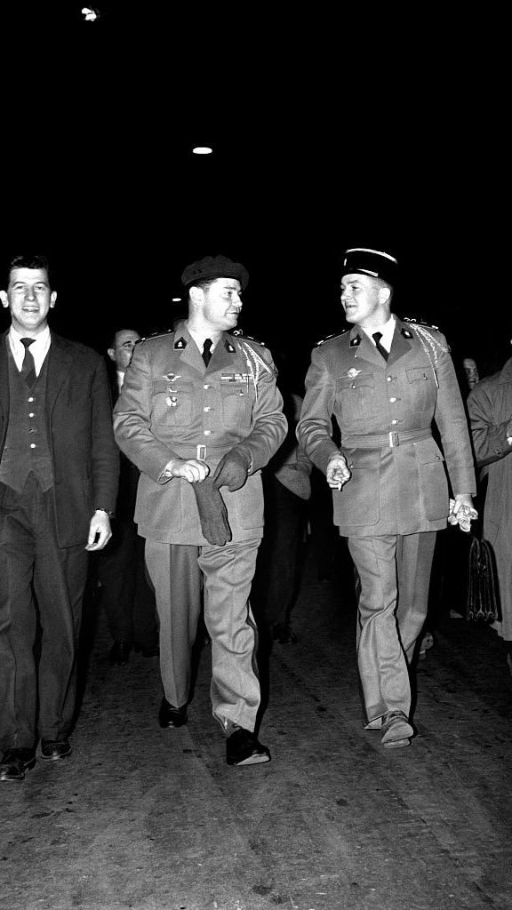 Les députés Jean-Marie Le Pen et Jean-Maurice Demarquet vont combattre en Algérie et sont à la gare de Lyon, à Paris, pour le départ vers l'Afrique du Nord, le 16 octobre 1956. (GAMMA-KEYSTONE / GETTY IMAGES)