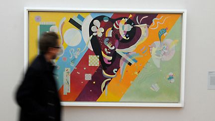 Un visiteur passe devant le tableau "Composition IX" que Kandinsky a peint en 1936, à la veille de l'ouverture de l'exposition sur les années parisiennes de Kandinsky, au musée de Grenoble (28 octobre 2016)
 (Jean-Pierre Clatot / AFP)