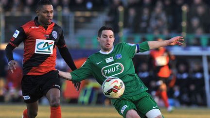 Le joueur de Guingamp Claudio Beauvue à la lutte avec Cyril Guillou (Yzeure)