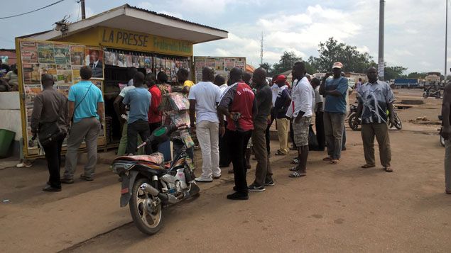 &nbsp; (Des électeurs devant les journaux du matin annonçant la victoire de Ouattara © Radio France - Benjamin Chauvin)