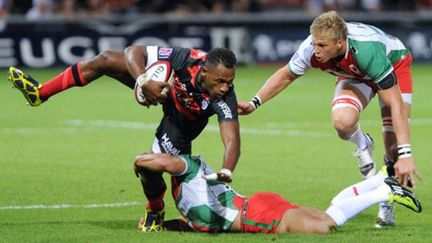 Timoci Matanavou passe les Biarrots (ERIC CABANIS / AFP)