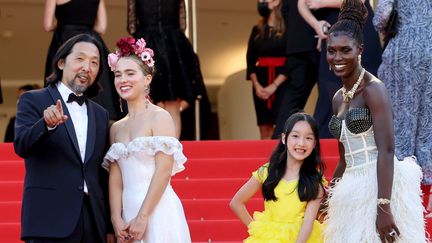 Le réalisateur américain Kogonada et ses actrices&nbsp;Haley Lu Richardson,&nbsp;Malea Emma Tjandrawidjaja et&nbsp;Jodie Turner-Smith, sur les marches à Cannes, 8 juillet 2021 (VALERY HACHE / AFP)