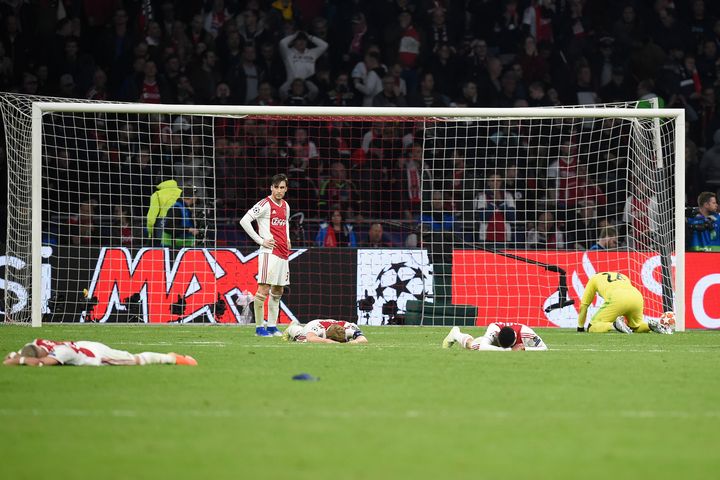 Les joueurs de l'Ajax Amsterdam, effondrés après le dernier but de Tottenham, le 8 mai 2019 à Amsterdam (Pays-Bas). (JOHN THYS / AFP)