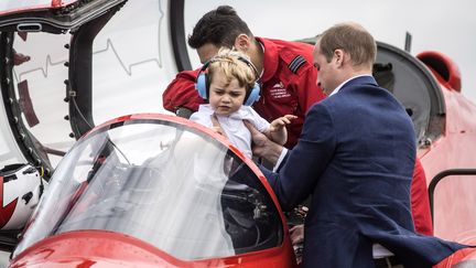 Le&nbsp;prince Georges, à côté de son père le&nbsp;prince William, au meeting aérien à Fairford (Royaume-Uni), le 8 juillet 2016. (REUTERS)