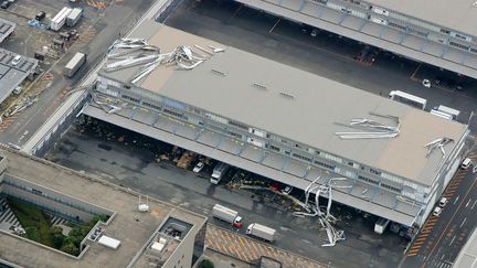 Une vue aérienne de l'aéroport de Kansai à Osaka, où règne le chaos après le passage du typhon, le 5 septembre 2018. (JIJI PRESS / AFP)