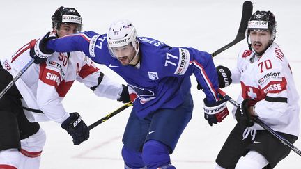 Sacha Treille entre deux joueurs suisses (JONATHAN NACKSTRAND / AFP)