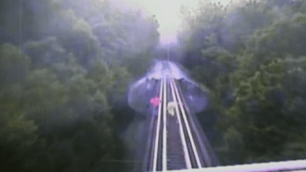 Ces deux femmes ont tent&eacute; de traverser un pont, mais un train est arriv&eacute; en sens inverse. Par chance, elles ont surv&eacute;cu. (INDIANA RAILROAD COMPANY / ABC / AP)