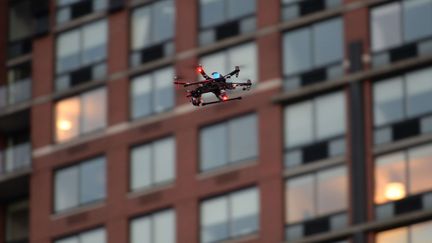 Un "quad copter" survole le parc Rockefeller, le 25 ao&ucirc;t 2014, &agrave; New York (Etats-Unis). (SIPANY/SIPA)