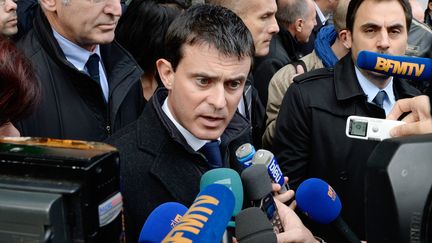 Le ministre de l'Int&eacute;rieur Manuel Valls, le 11 septembre 2013, lors d'une visite &agrave; Chamb&eacute;ry. (PHILIPPE DESMAZES / AFP)