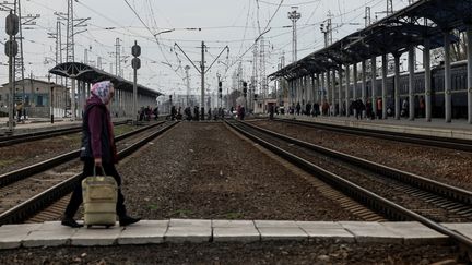 Des habitants fuient Sloviansk par le train, le 12 avril 2022. (RONALDO SCHEMIDT / AFP)