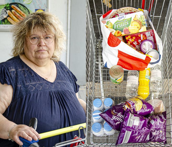 Valérie&nbsp;et son chariot de courses devant le&nbsp;Lidl de Saint-Amand-Montrond (Cher), le 16 mai 2022. (YANN THOMPSON / FRANCEINFO)