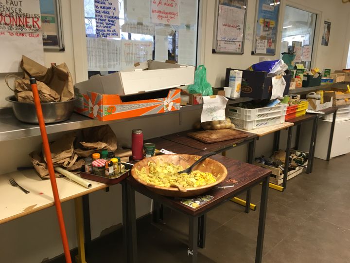 Le coin cuisine aménagé au rez-de-chaussée&nbsp;de l'université de Tolbiac, dans le 13e arrondissement, à Paris. (MATHILDE GOUPIL / FRANCEINFO)