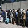 Des Afghans font la queue à l'entrée d'une banque pour retirer de l'argent, dans le quartier de&nbsp;Shar-e-Naw à Kaboul, le 4 septembre 2021. (WAKIL KOHSAR / AFP)