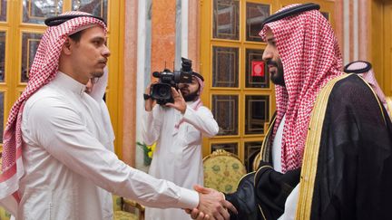 Le prince héritier saoudien Mohammed ben Salman rencontre un membre de la famille de Jamal Khashoggi, le 23 octobre 2018 à Riyad.&nbsp;Ce&nbsp;journaliste critique du pouvoir a été assassiné le 2 octobre par des membres des services secrets au consulat saoudien d'Istanbul, en Turquie. (SPA / AFP)