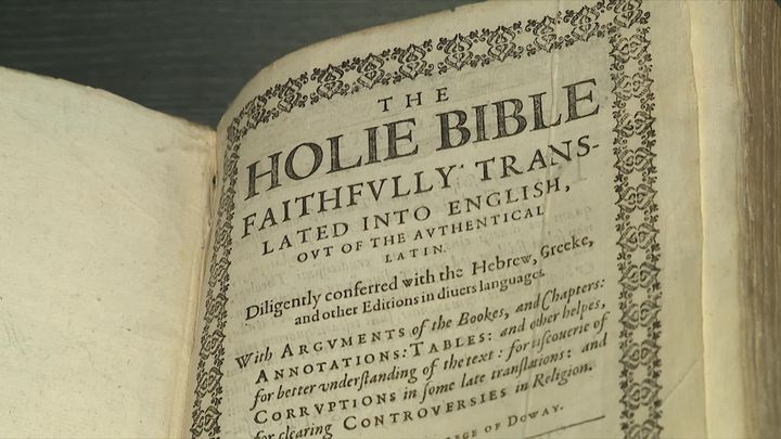 Edition originale de la Bible de Douai achetée par la bibliothèque de la ville&nbsp; (S.Rosenstrauch / France Télévisions)