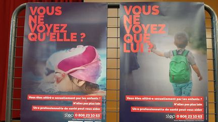 Les affiches de la campagne, avec le numéro d'écoute dédié, le 30 janvier 2021 (ALAIN GASTAL / FRANCEINFO / RADIO FRANCE)