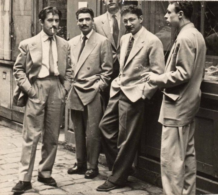 Devant la galerie du Double Doute, passage Molière à Paris, de gauche à droite : Gil J Wolman, Mohamed Dahou, Guy Debord, Ivan Chtcheglov, juin 1954, photographie anonyme
 (BnF, dpt. Manuscrits, fonds Guy Debord)