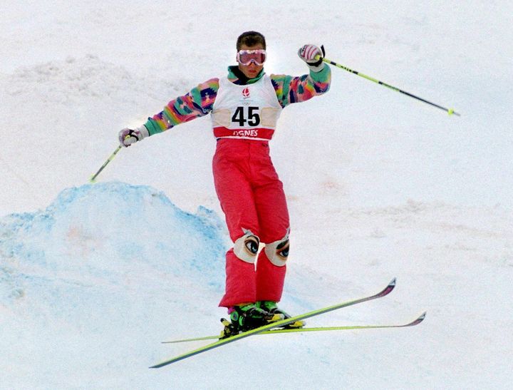 Edgar Grospiron, le 12 février 1992 à Tignes sur l'épreuve de bosses aux Jeux d'hiver. (PASCAL PAVANI / AFP)