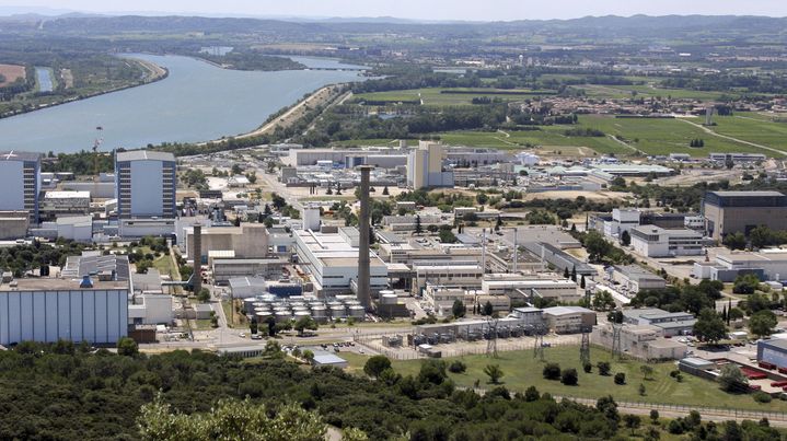 Vue générale du site nucléaire de Marcoule (Gard), qui comprend également l'usine Areva Melox, le 8 juillet 2009. (SEBASTIEN NOGIER / REUTERS)