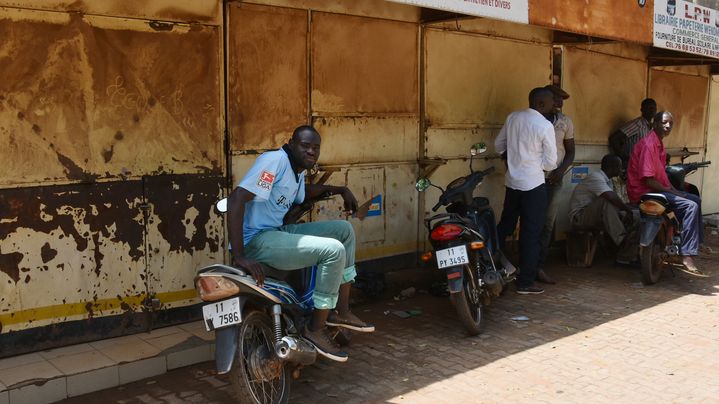 Un hommes assis sur sa moto, devant des commerces ferm&eacute;s &agrave; Ouagadougou, le 22 septembre 2015.&nbsp; (SIA KAMBOU / AFP)