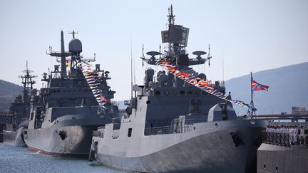 Deux navires russes dans le port de Novorossïisk, au sud de la Russie, le 30 juillet 2023. (STRINGER / AFP)