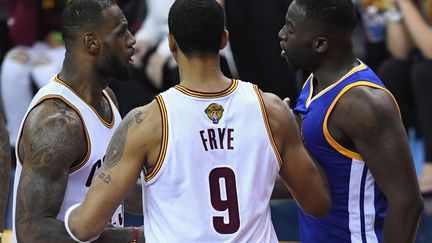 LeBron James et Draymond Green ont dû être séparés lors du match 4 de la Finale NBA (JASON MILLER / GETTY IMAGES NORTH AMERICA)