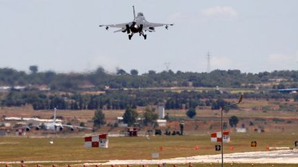 &nbsp; (Un F16 turc à l'atterrissage sur la base d'Incirlik, près de la frontière syrienne © REUTERS/Umit Bektas)