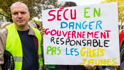 Des "gilets jaunes" manifestent le 26 octobre 2019 à Paris pour le 50e samedi consécutif. (AMAURY CORNU / HANS LUCAS / AFP)